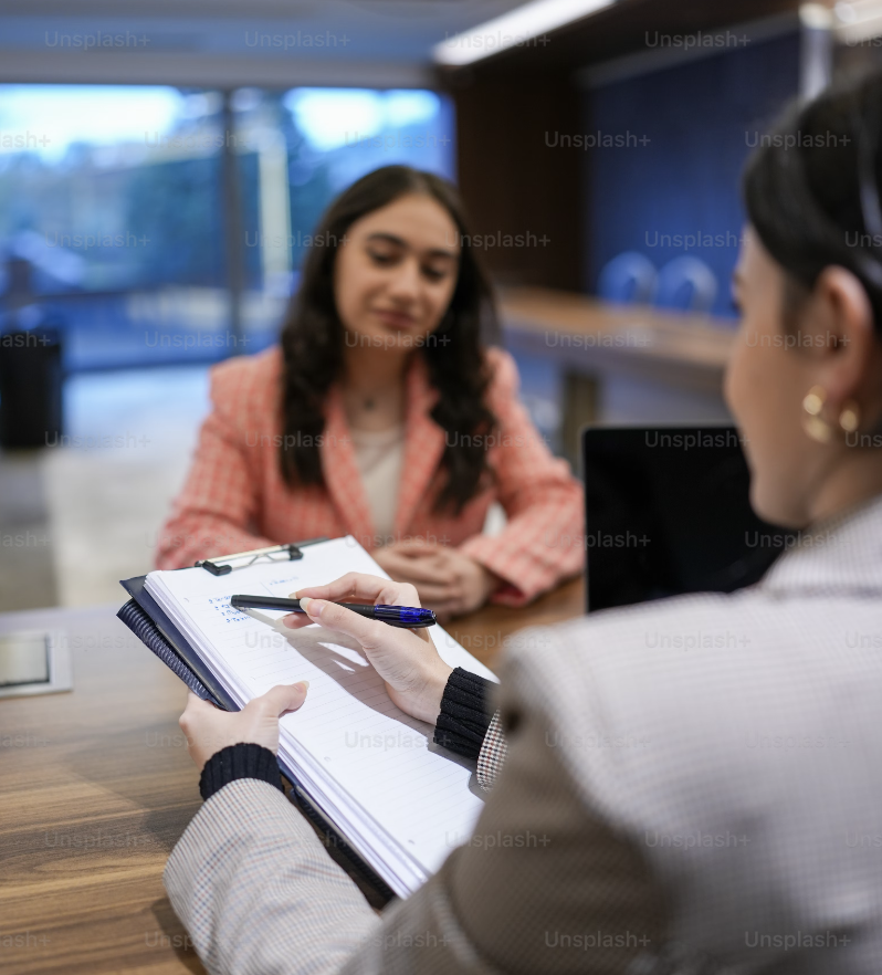 Entretien entre deux personnes pour une alternance dans la communication